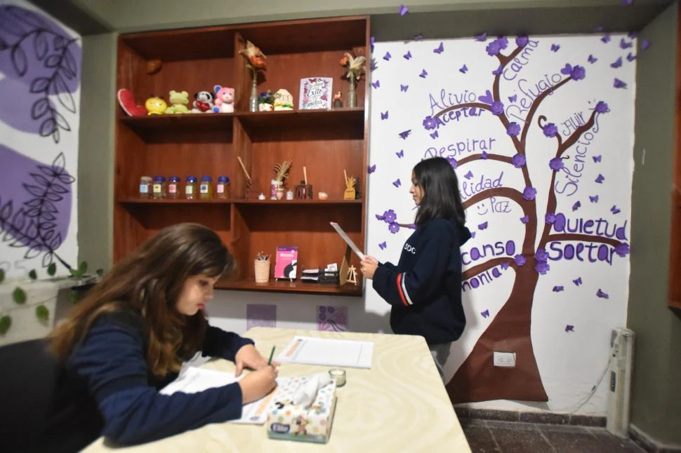 CREATIVIDAD. Los alumnos se encargaron de imprimir su arte en cada espacio de la sala, para llevar alivio y serenidad a todos sus compañeros.