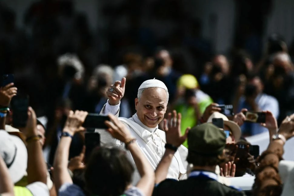 PEREGRINOS. León XIV saluda luego de la misa en las afueras de Roma.  afp