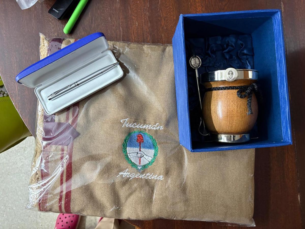 INTERCAMBIO CULTURAL. Cada una recibió mate, poncho y yerba para recordar sus raíces y compartir en Estados Unidos. / CORTESÍA VALENTINA EGEA