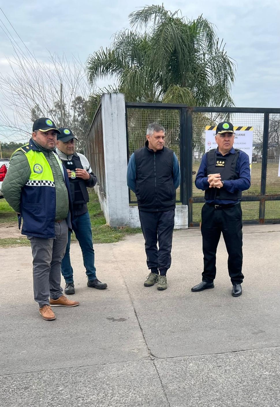 LOS INVESTIGADORES. El fiscal Carlos Saltor con los jefes policiales.