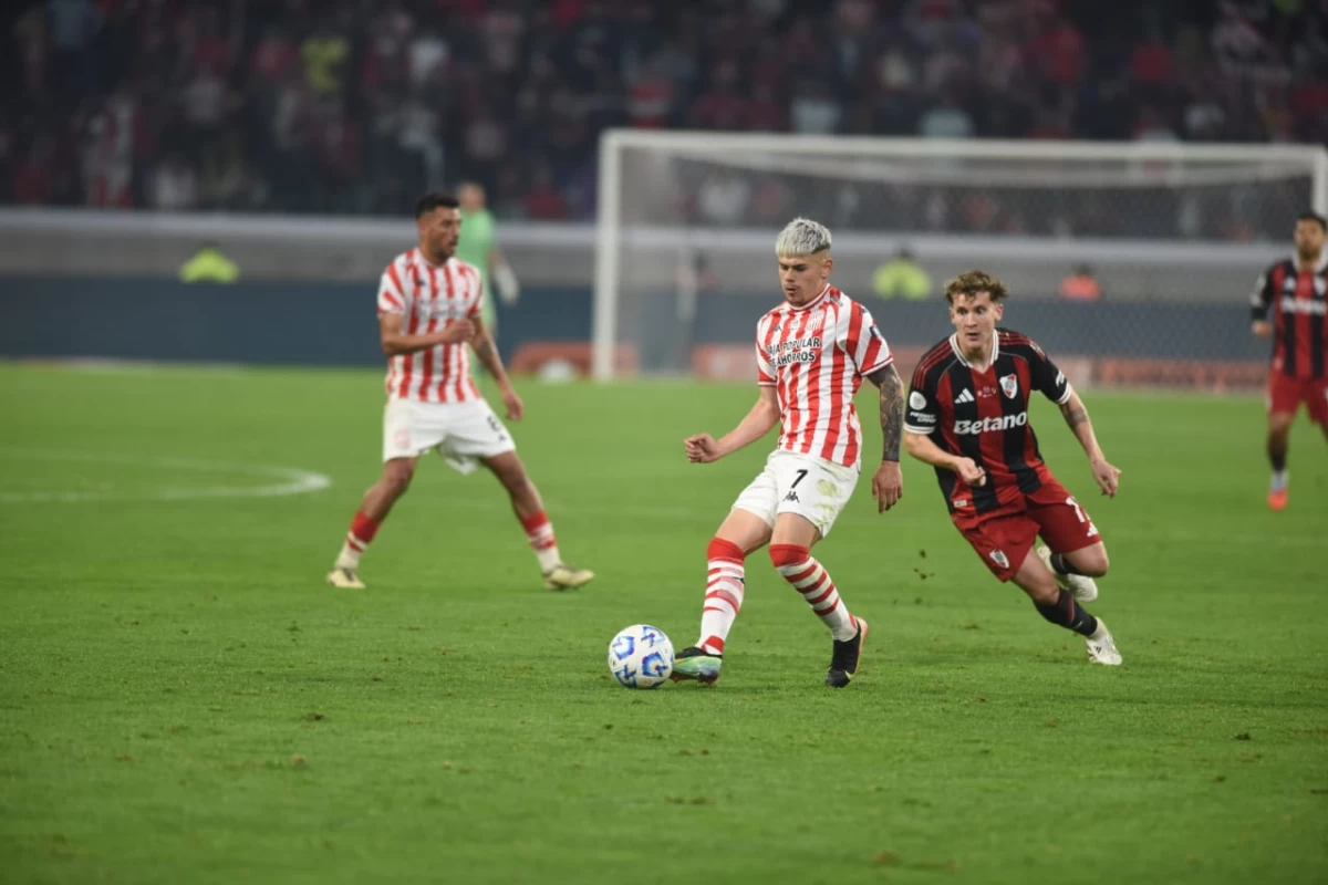 EN ACCIÓN. Franco García controla la pelota ante la marca de Facundo Colidio; el extremo confía en que el Santo mejorará su desempeño en los próximos partidos.