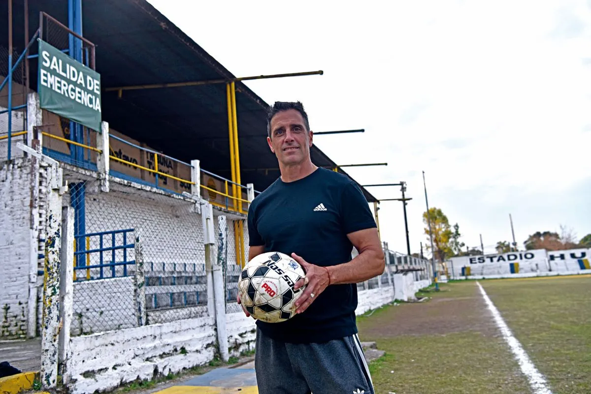 NUEVA POSICIÓN. En la cancha de fútbol, ahora Roy González ocupa un lugar muy diferente: parado o sentado, así vive los partidos, cerca del banco de suplentes. FOTO OSVALVO RIPOLL