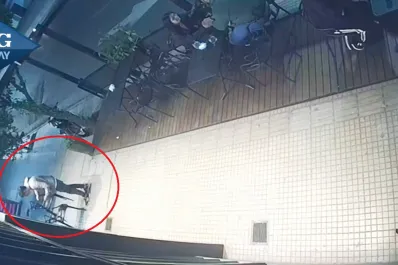 En pleno centro de Tucumán, robó cuatro sillas de un bar en 10 días y quedó grabado por las cámaras