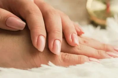 Uñas fuertes en invierno: consejos para combatir la sequedad y las quebraduras