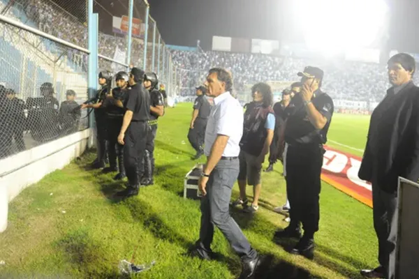 Violencia, partido interrumpido y un 4-3 salvaje: así fue la última visita de la hinchada de Rosario Central a Atlético Tucumán