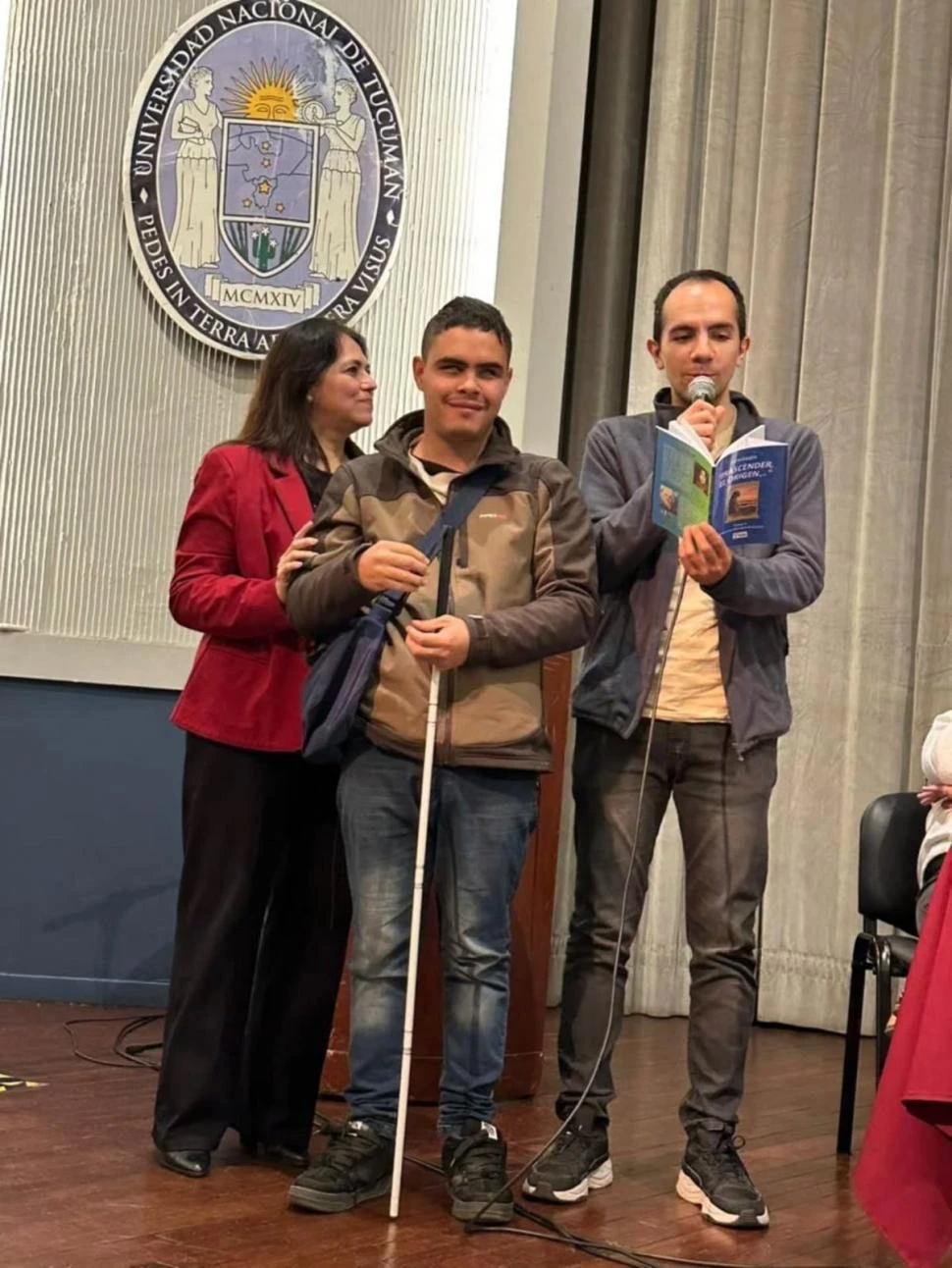 VOCES. Cada uno de los participantes pasó al escenario del Centro Cultural Virla a contar lo que escribió.