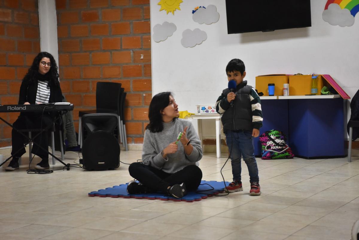 CANCIONES. El micrófono y las interpretaciones aparecen en las clases luego de los dos años.