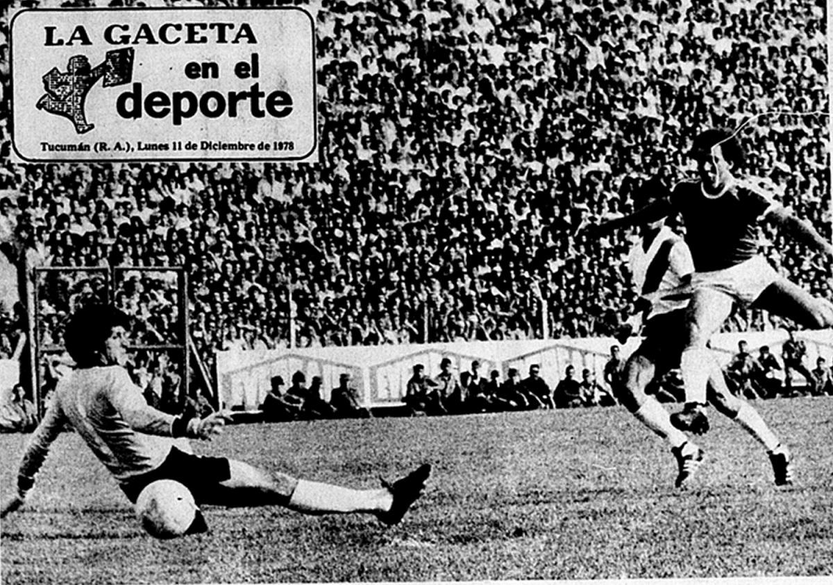DEFINICIÓN. En 1978, River llegó a Tucumán para enfrentar a San Martín. Russo abrió el marcador a favor del “Santo” tras vencer a Fillol.