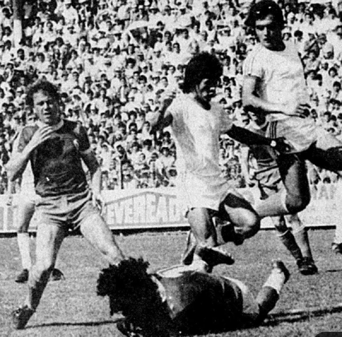 DUELO EN EL ÁREA. Juan Maguna anticipa a Omar Larrosa, durante un partido en el que San Martín y River igualaron 0 a 0 en La Ciudadela.