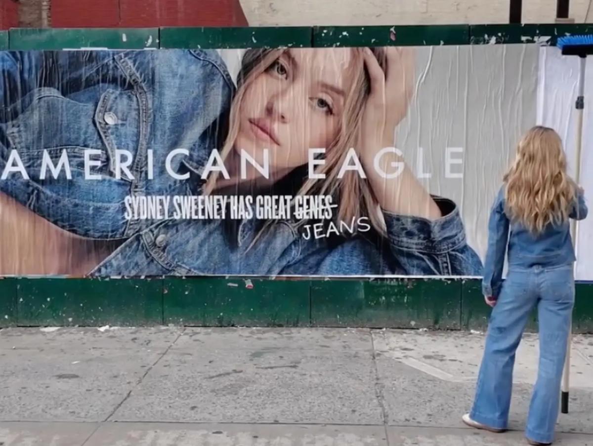 EL ANUNCIO MÁS CONTROVERSIAL. American Eagle retiró los videos de sus redes, pero mantuvo la gigantografía en Times Square. / AMERICAN EAGLE
