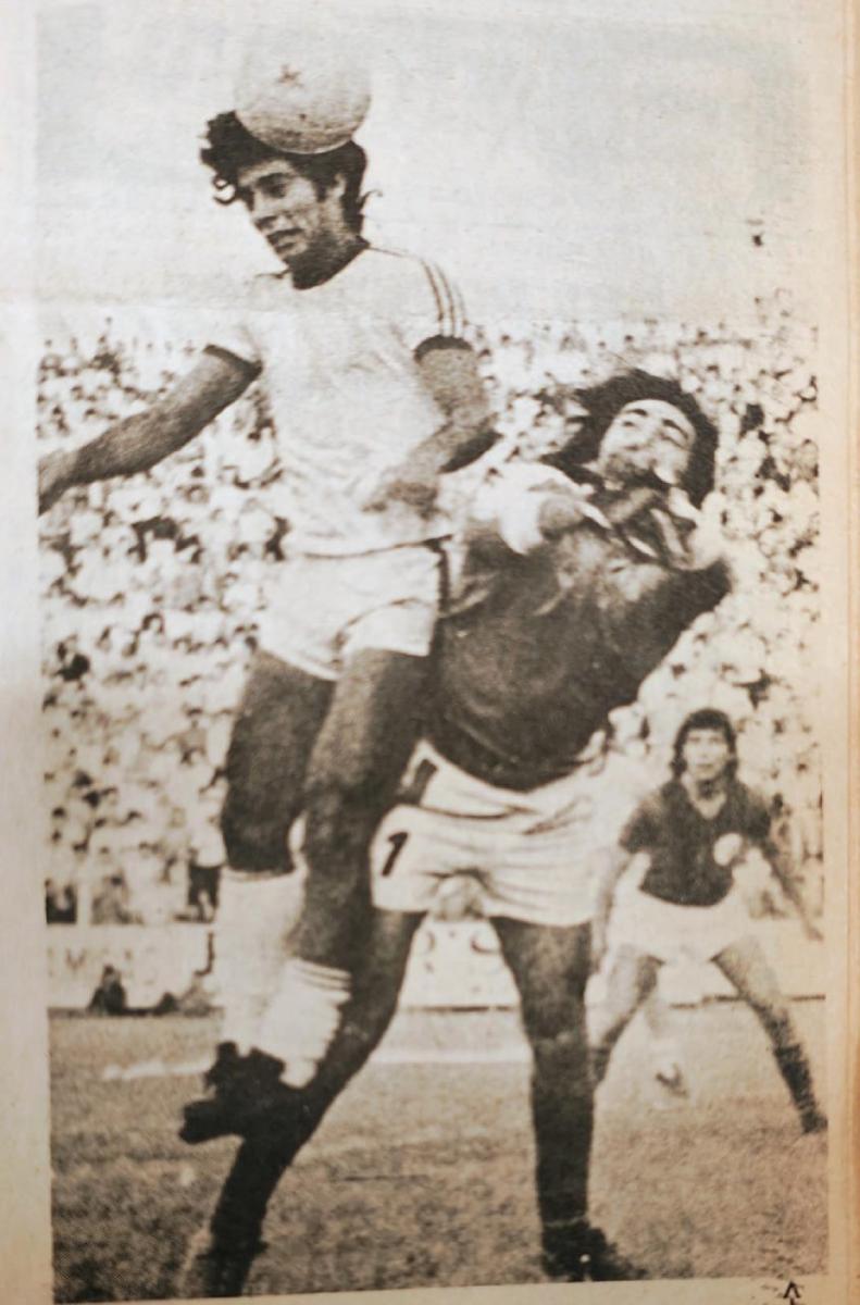 EN 1979. El 26 de noviembre de ese año, San Martín y San Lorenzo jugaron en La Ciudadela. Luis Eriberto Ignacio anticipa a Ricardo La Volpe.