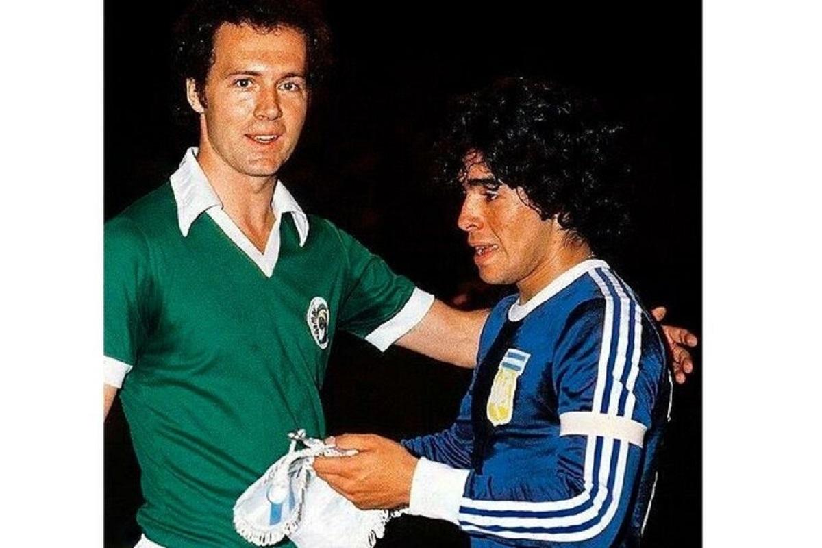 ESTRELLAS. Diego Armando Maradona se saluda con Franz Beckenbauer.