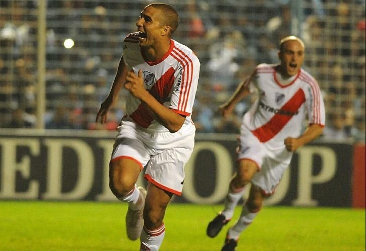 FESTEJO. David Trezeguet celebra su gol con la camiseta de River en el José Fierro.