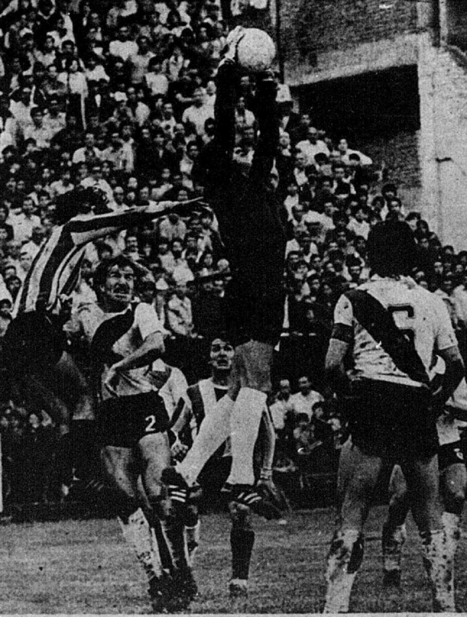 IMPONENTE. Ubaldo Fillol captura una pelota en el aire con asistencia de Giudice y de Passarella. Fue en 1981, en un juego en el que River venció 2-0 al “Santo”.