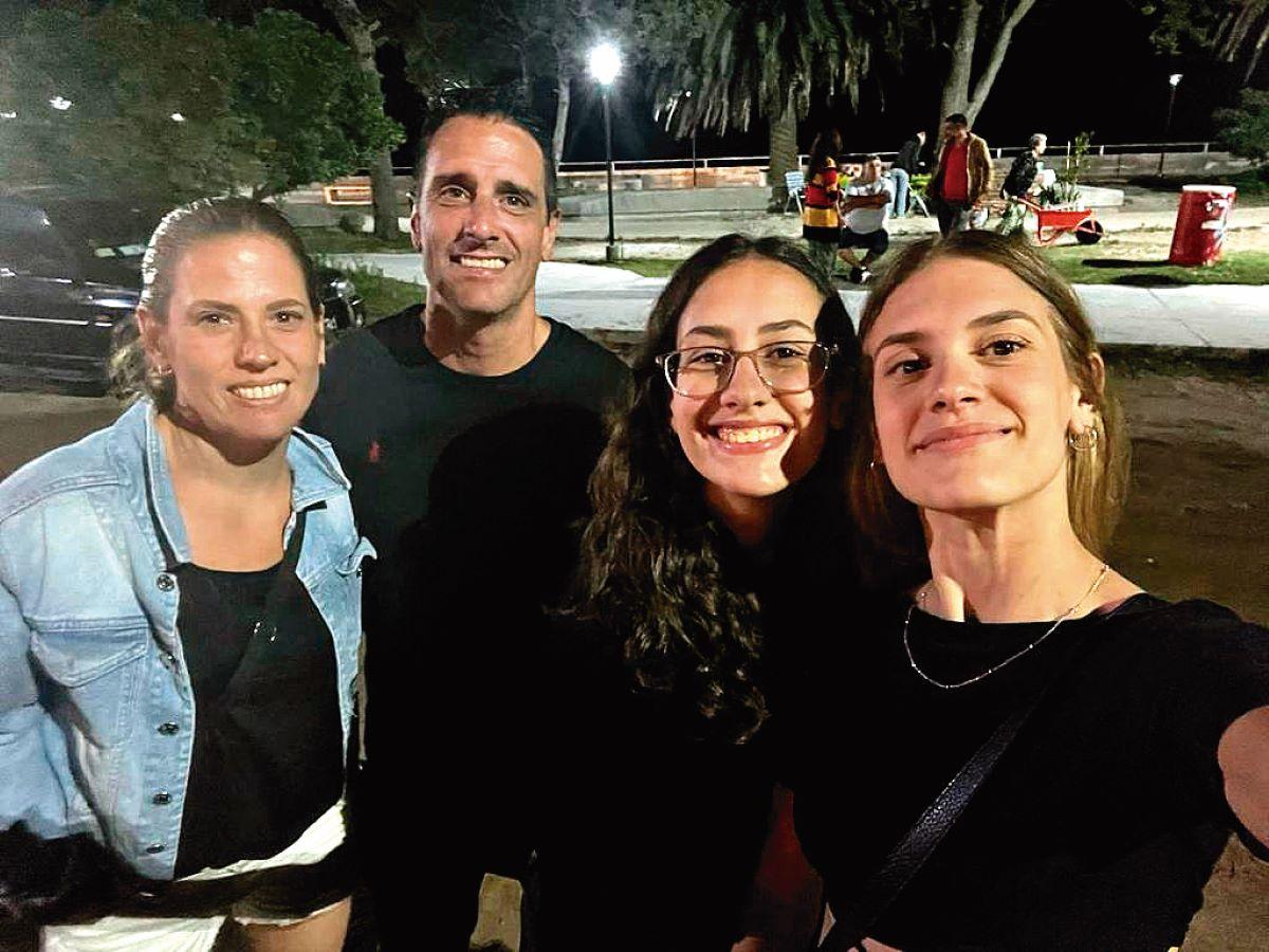 LA FAMILIA. Julieta, la pareja del DT, Mía y Briana, sus hijas, lo apoyan siempre.