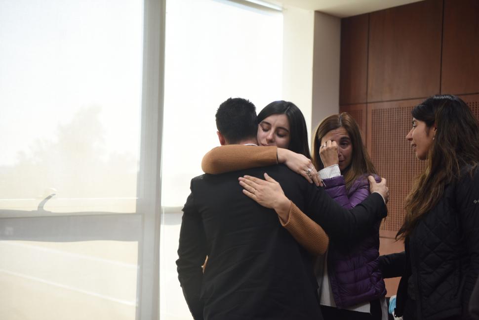 CIERRE. Los hijos del juez Aráoz celebraron la nueva pena de Pérez.