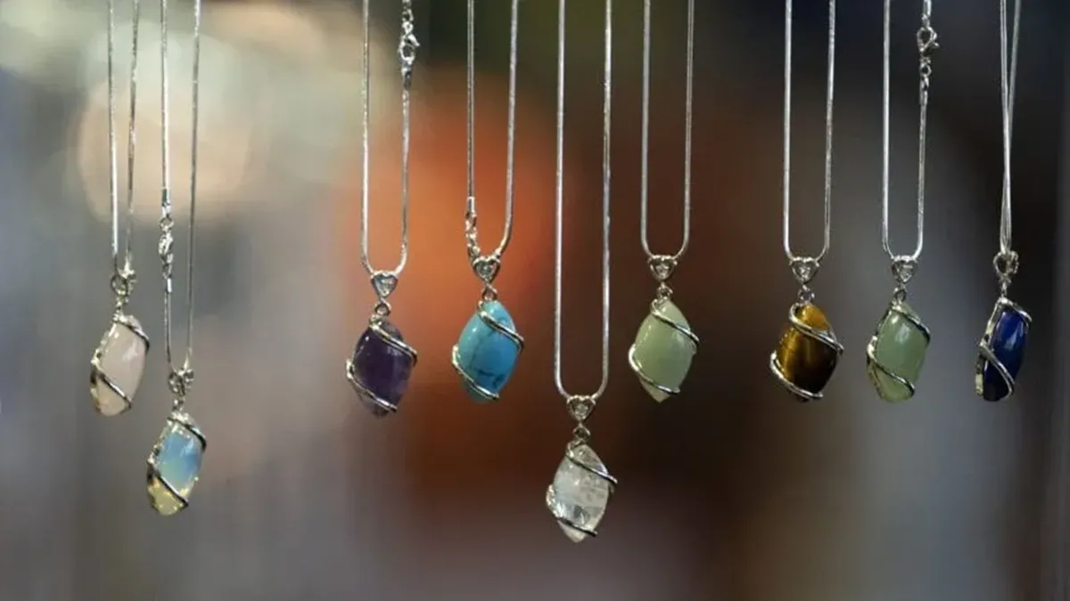 ¿Qué piedras se cargan con el sol y cuáles con la luna? La guía definitiva para energizar tus cristales