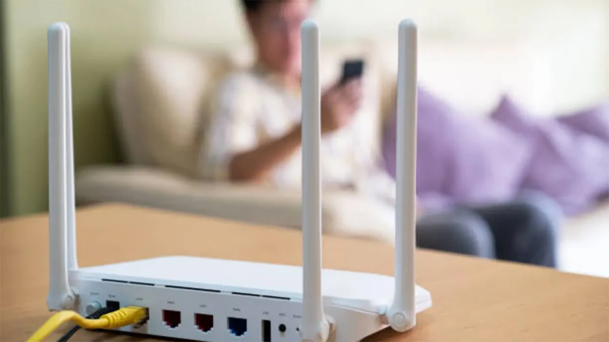 UBICACIÓN. Elegir el lugar de la casa en dónde posicionar el router es una de las primeras medidas para solucionar tus problemas.