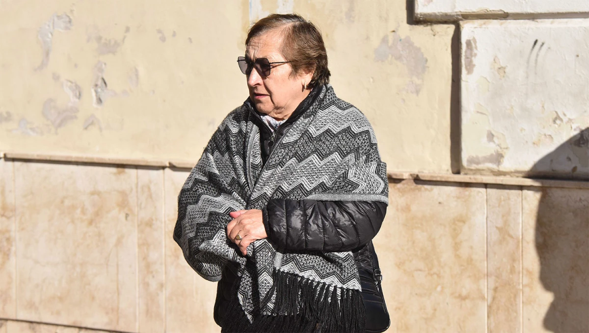 MUCHO SOL. Este miércole serán muchas las tucumanas y tucumanos que volverán con los abrigos debajo de los brazos. 