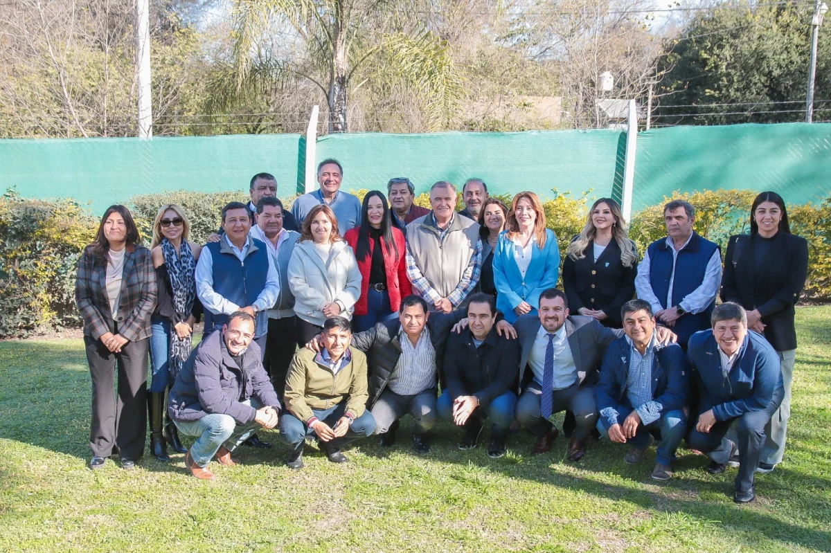 EN EL CADILLAL. Jaldo, acompañado por Monteros, junto a intendentes del interior y a legisladores del PJ.