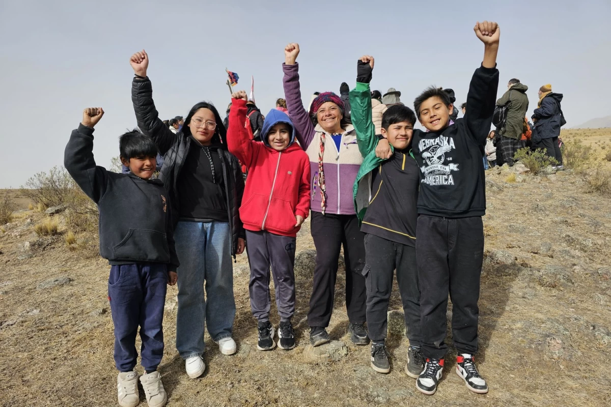 EN EL PELAO. Algunos de los alumnos de 6° año de la Escuela N°28 de Tafí del Valle con la docente.