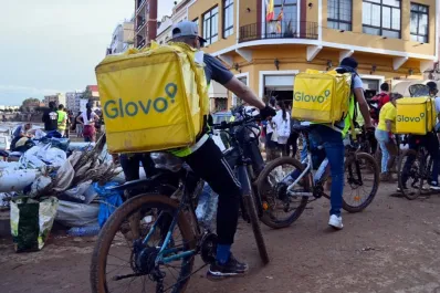 Multan a Glovo con 847.000 euros por contratar a repartidores extranjeros sin papeles en Sevilla