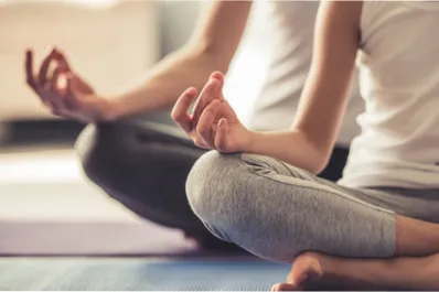 Equivale a 100 abdominales: la postura de yoga más efectiva para lograr un vientre plano