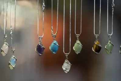 ¿Qué piedras se cargan con el sol y cuáles con la luna? La guía definitiva para energizar tus cristales