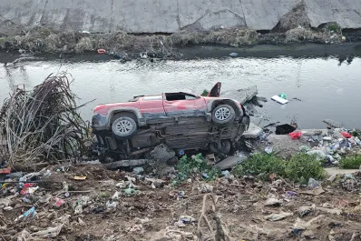 La salvó la basura: una mujer salió ilesa tras caer con su camioneta al Canal Sur