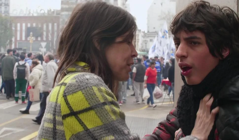 VÍNCULO EN PANTALLA. “Presente continuo” muestra el cotidiano de Lisandro Rosell y su madre, Valentina Bassi.