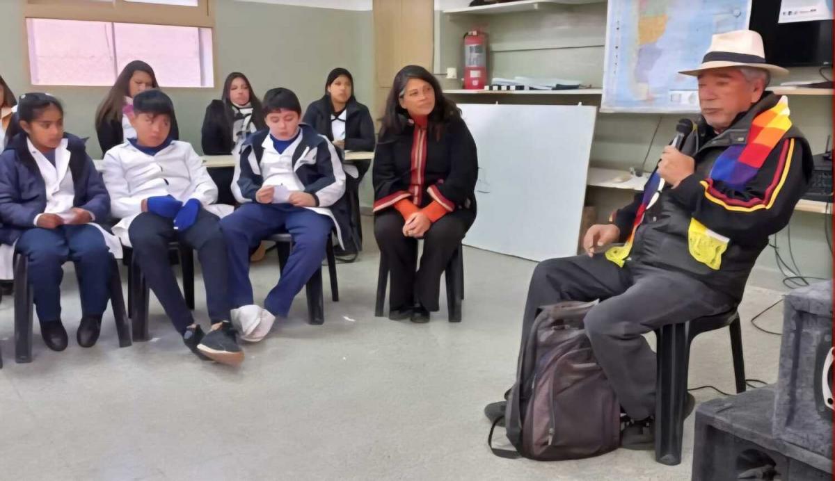 ENTREVISTAS. Los niños con uno de los sabios de la comunidad del pueblo diaguita.