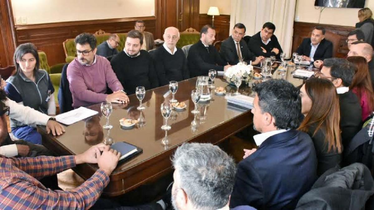 MESA LLENA. Todas las partes involucradas en intentar buscar una solución a uno de los grandes problemas de la provincia. Foto gentileza de la Secretaría de Comunicación de Tucumán.