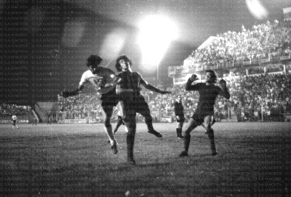 El día que Mario Alberto Kempes y Julio Ricardo Villa se enfrentaron en Tucumán