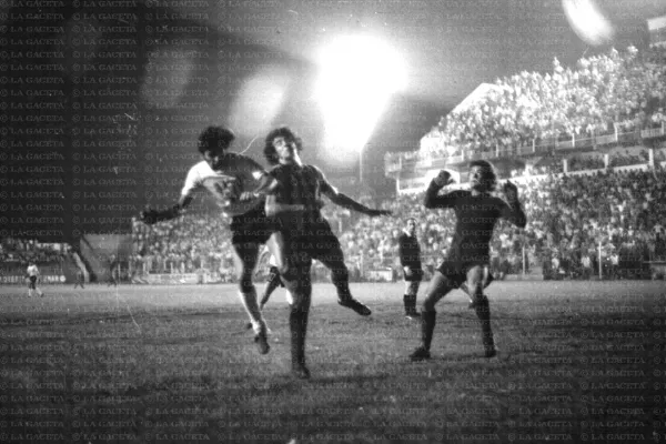 El día que Mario Alberto Kempes y Julio Ricardo Villa se enfrentaron en Tucumán