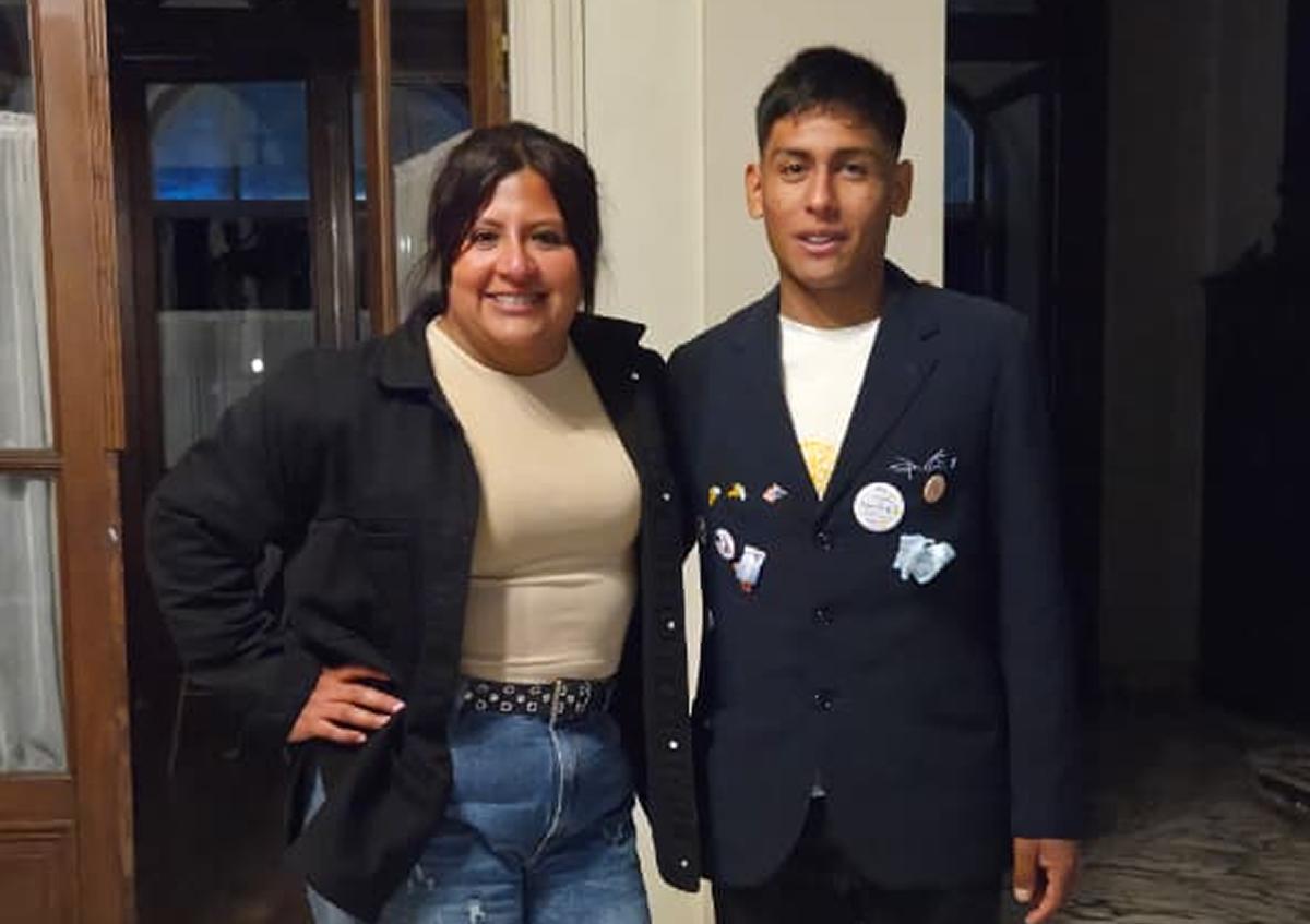 JUNTO A SU DOCENTE. Francisco y Nicolina buscan lo mejor para su comunidad. / CORTESÍA ROTARY CLUB DE TUCUMAN