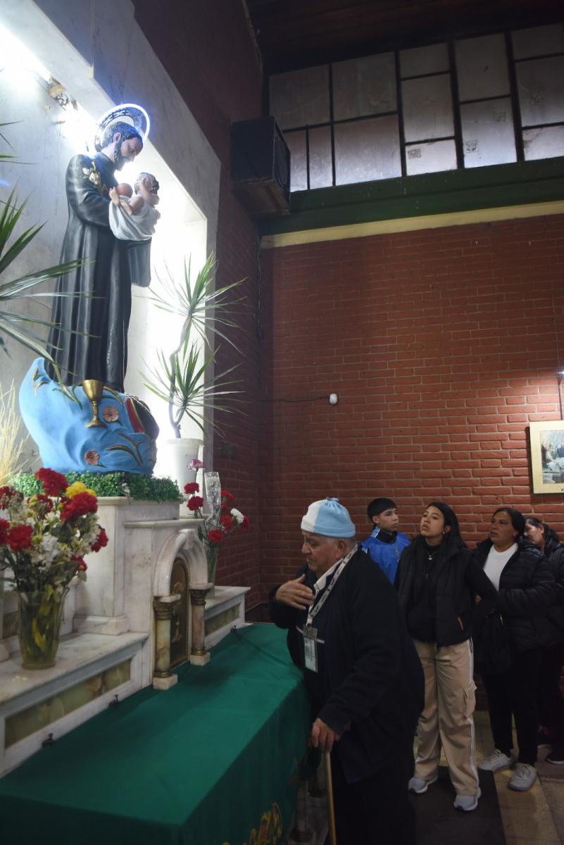 PEDIDOS. La solicitud más llevada a los pies de la imagen del santo fue por empleo digno, según expresaron los presentes. LA GACETA/ FOTO DE ANALÍA JARAMILLO