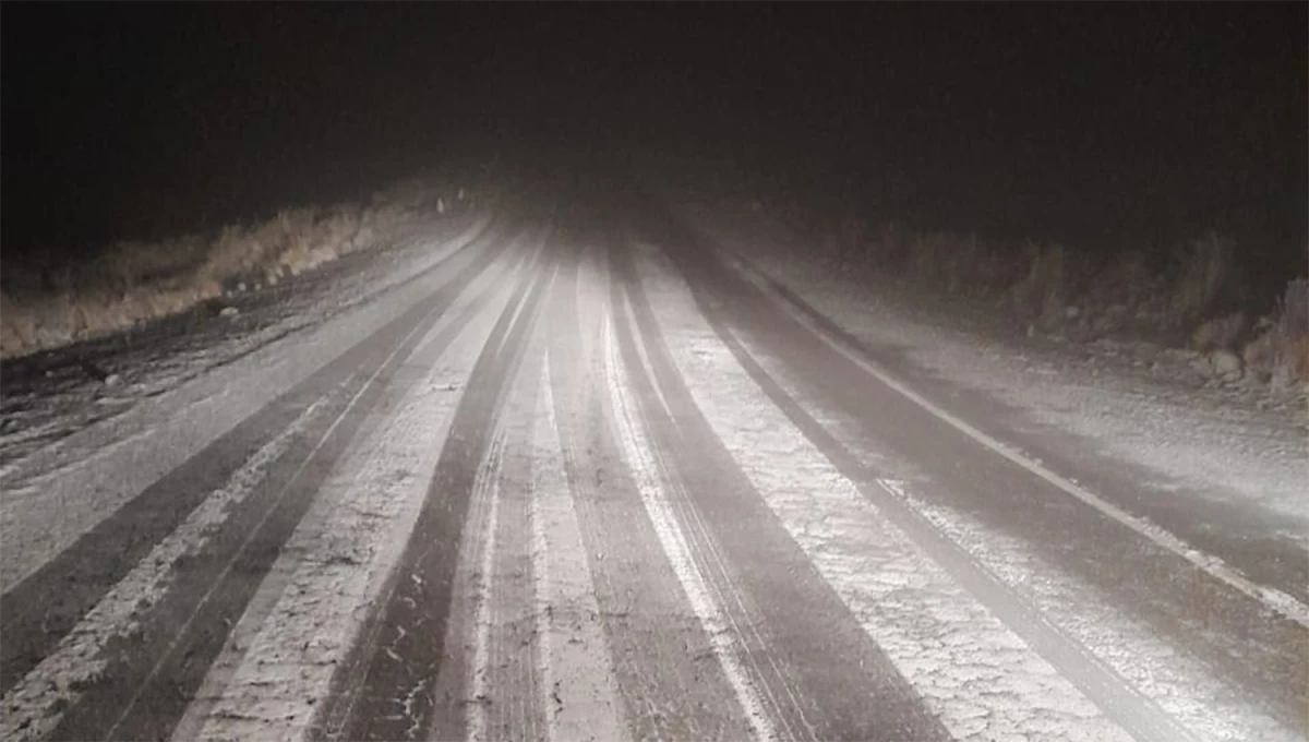 HIELO EN LA CALZADA. Vialidad Provincial recomendó interrumpir el paso vehicular en el tramo que une Tafí del Valle y El Infiernillo. 