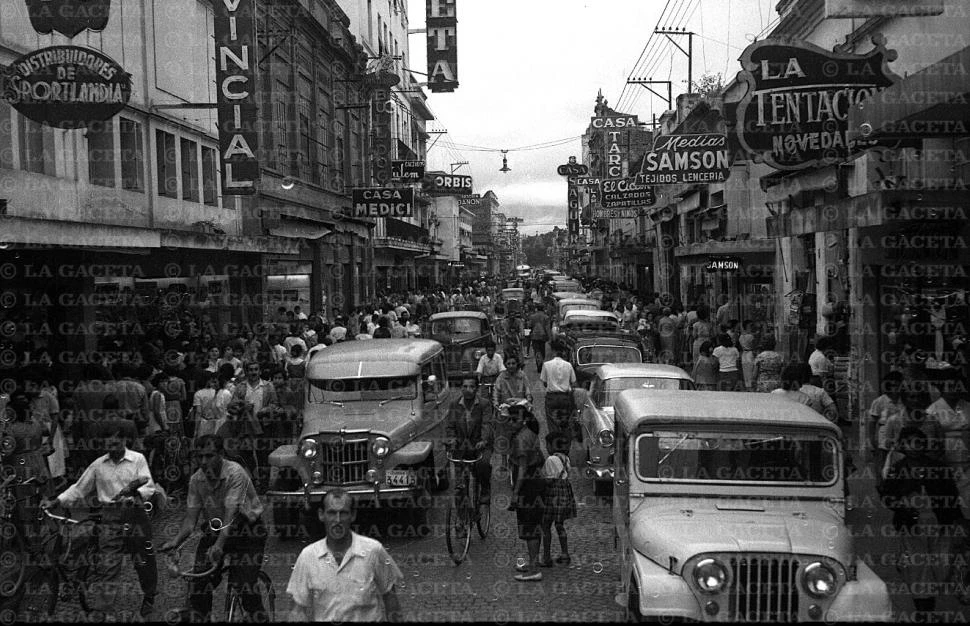 Recuerdos fotográficos: Mendoza al 600, cuando no era peatonal