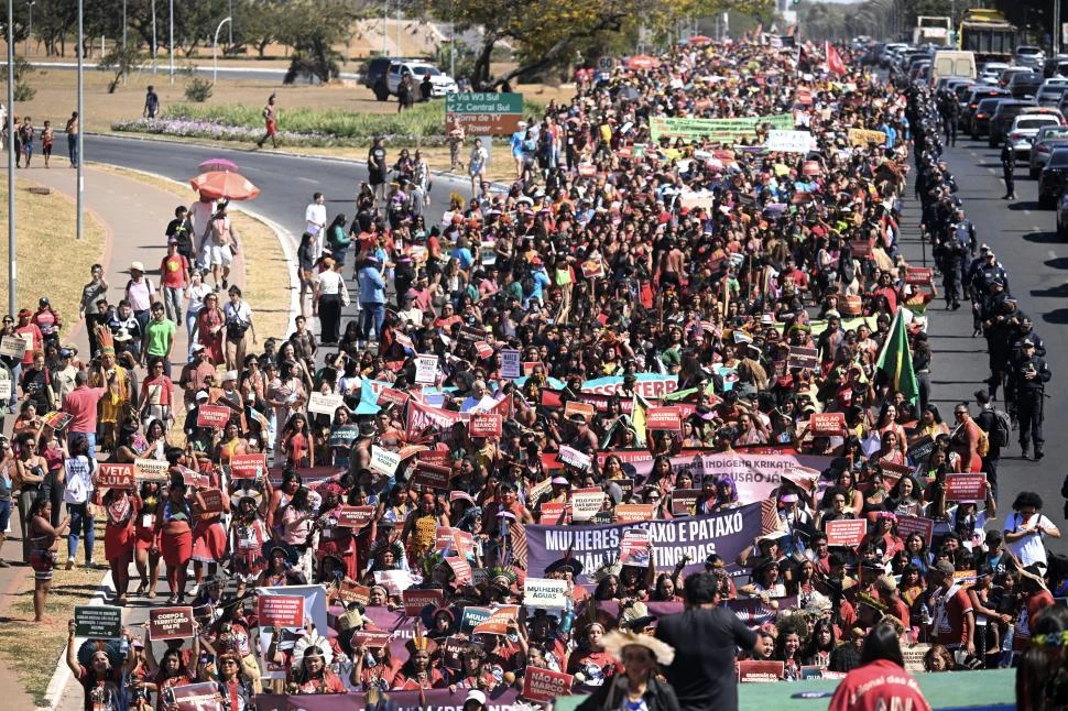 DEMANDA. Mujeres de distintas etnias reclaman justicia climática.