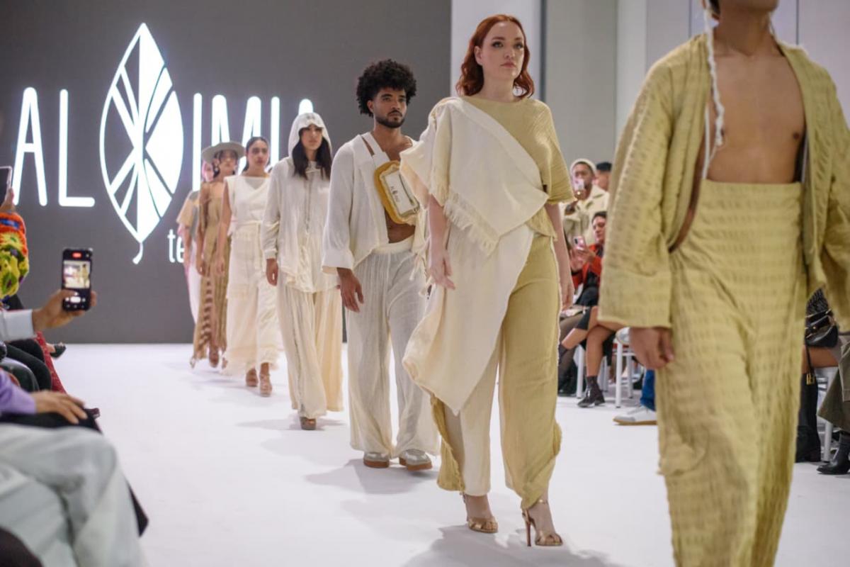 PASARELA PERUANA. La diseñadora afincada en Tucumán presentó en Lima 12 conjuntos hechos a mano que reflejan la identidad andina y la moda sostenible.