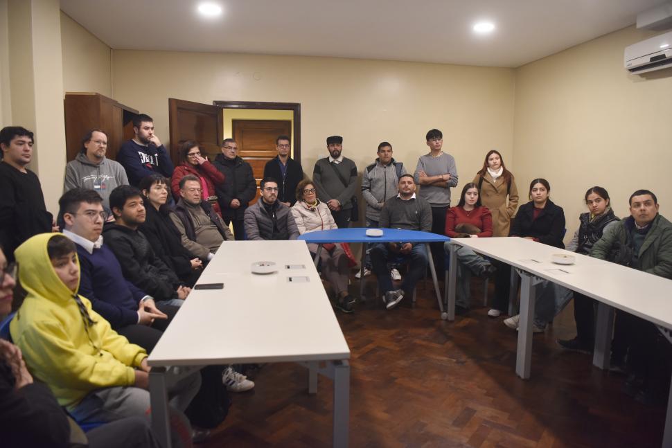 LA BIENVENIDA. Al llegar, los lectores recibieron una charla en la que les contaron una breve historia sobre el pasado del diario y cuál es el presente.