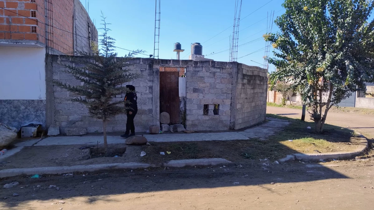 Así se encuentra la casa del presunto asesino. LA GACETA / FOTO DE SILVIA DE LAS CRUCES (ENVIADA ESPECIAL)