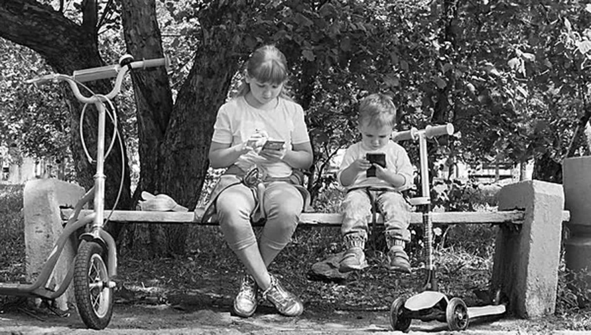 DOS MUNDOS. Los niños necesitan ser hábiles digitales y jugar al aire libre.
