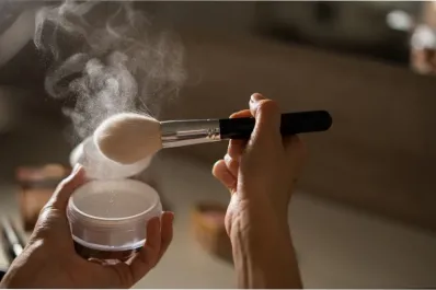 Este error en tu rutina de maquillaje puede acelerar el envejecimiento de tu piel