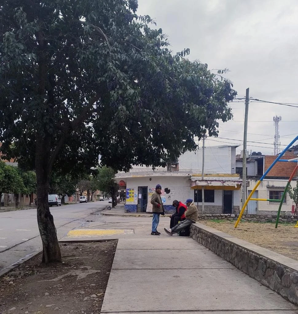 UN LUGAR ESPECIAL. Varios de los desaparecidos se reunían en la plaza Moreno a conversar y consumir bebidas alcohólicas.