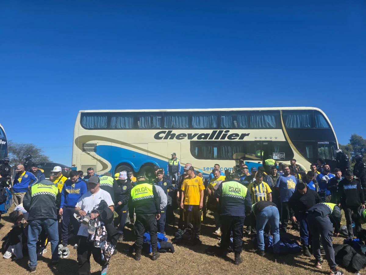 Más de 200 policías controlan el ingreso de los hinchas de Rosario Central a Tucumán