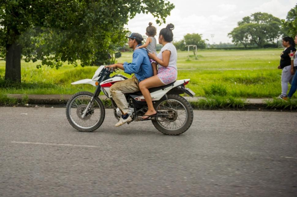 Niños trasladados en moto