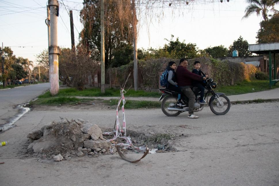 PAVIMENTO ROTO. En algunas calles, el asfalto está muy deteriorado.