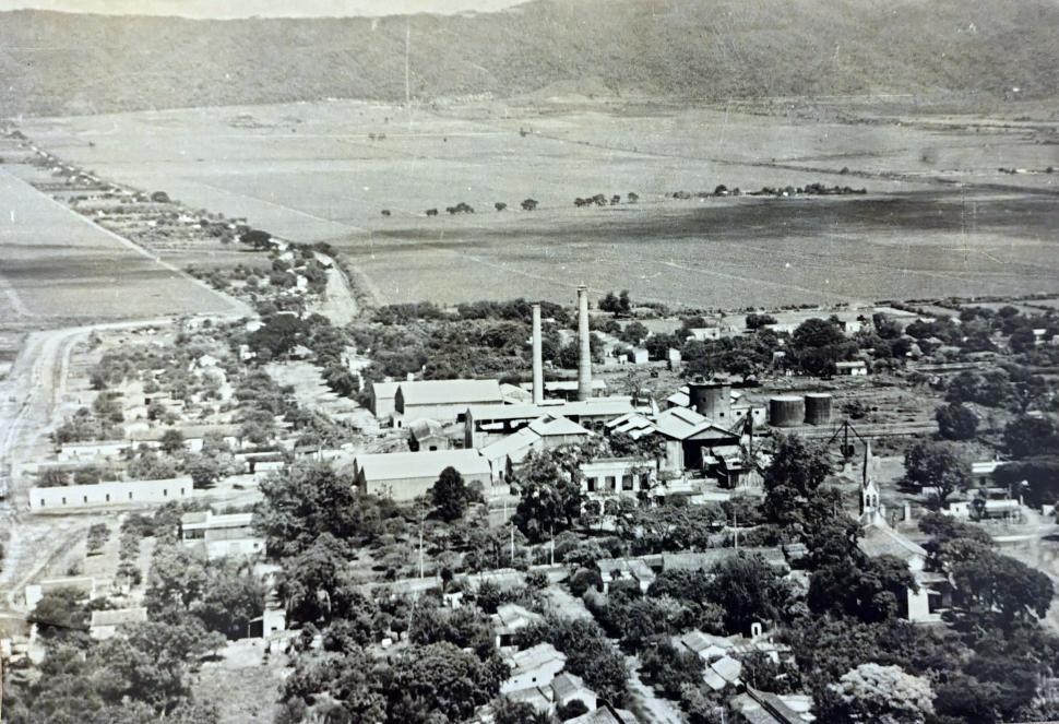 POSTAL DEL PASADO. El ingenio que marcó la vida y la economía de San José durante décadas. Hasta 1960 sólo había en la zona algunas casas y fincas de caña en los alrededores.