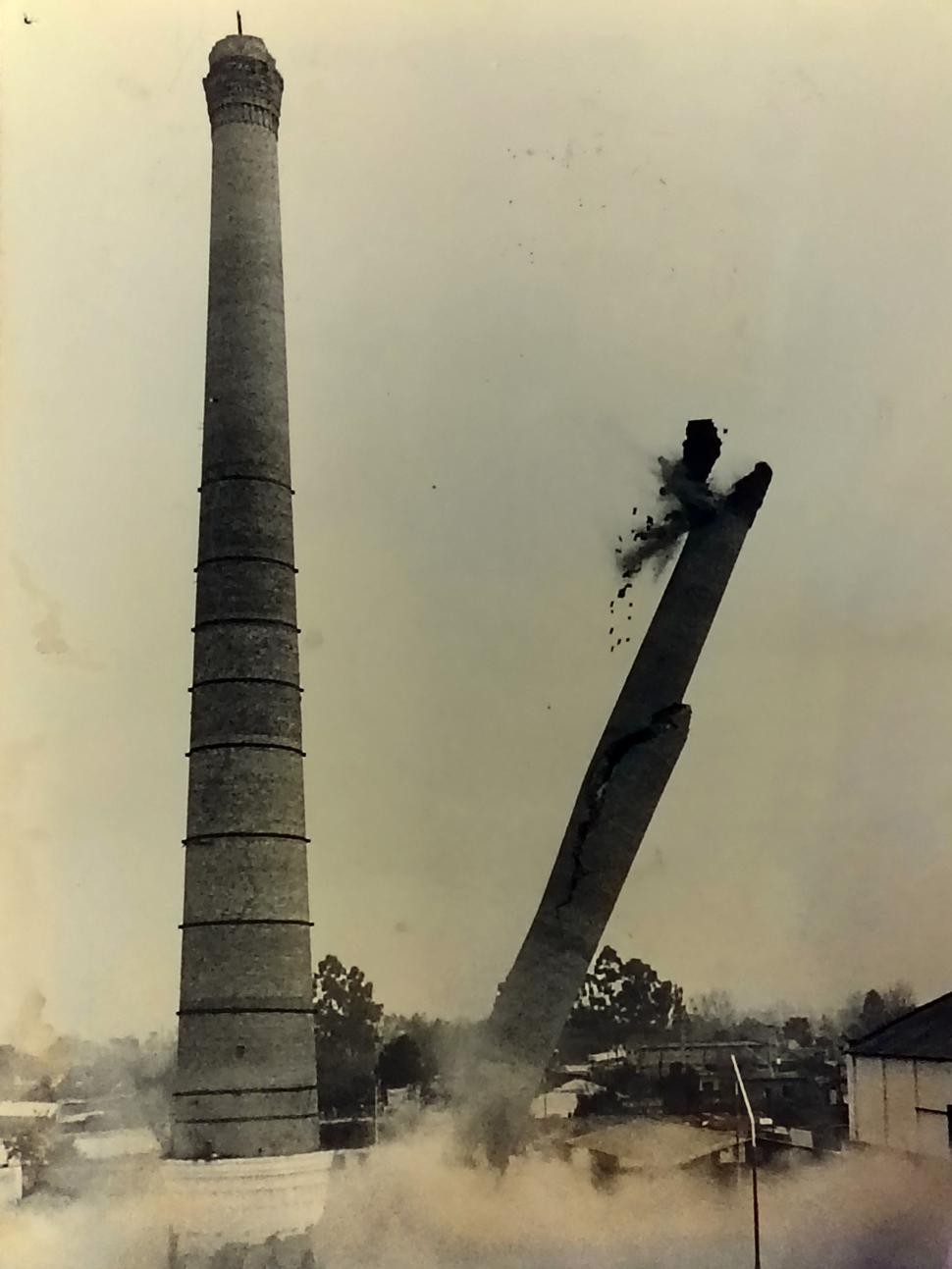HUELLAS BORRADAS. Las chimeneas del ingenio fueron volteadas en 1993. La fábrica azucarera cerró sus puertas en 1967.